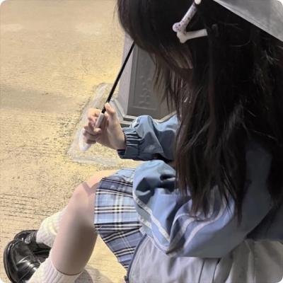 举杯畅饮的姐姐们